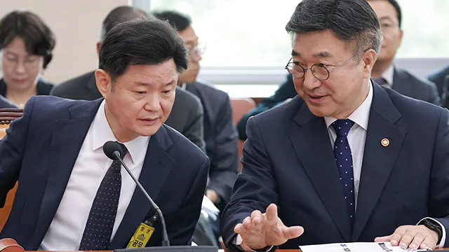 ‘개표소 봉쇄 집회’ 경찰 대응 도마에… 서울청장 “충돌 우려”

6·3 지방선거 투표용지 부족 사태로 촉발된 잠실 개표소 봉쇄 집회가 한 달 