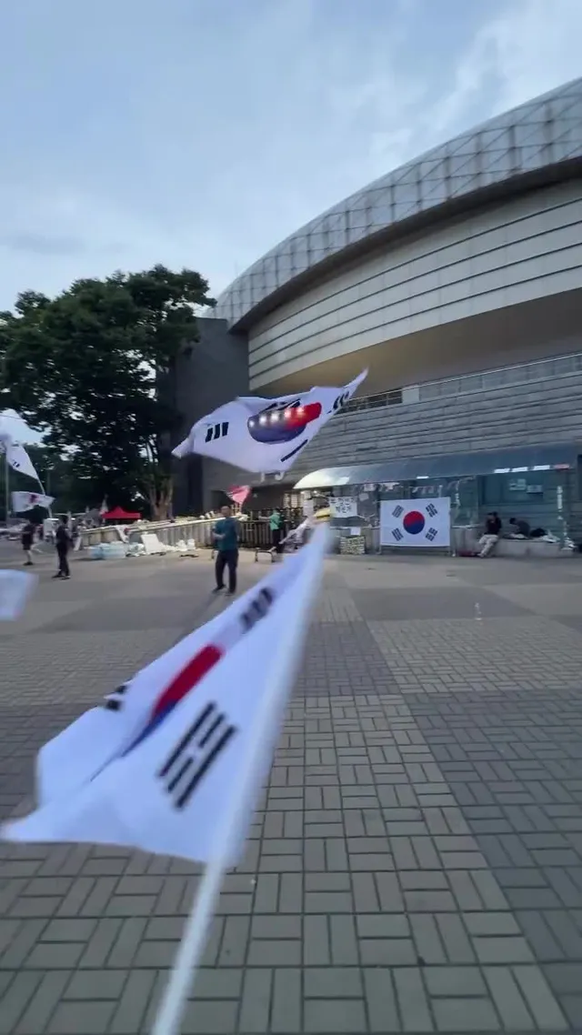 올공 출석 25일차
저녁 8시 12분 2-3 분란이있어도 1층은 평화롭고
사람들이 많이 와주시고 계시네요
오늘도 1-3 1-2에서 구호외치다가야