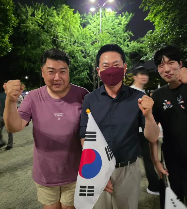 장동혁 대표님과 사진을 찍기 위해 줄을 기다리던 중, 어르신께서 불러주신 덕분에 함께할 수 있었습니다. 🇰🇷
바쁘신 와중에도 시간을 내주신 