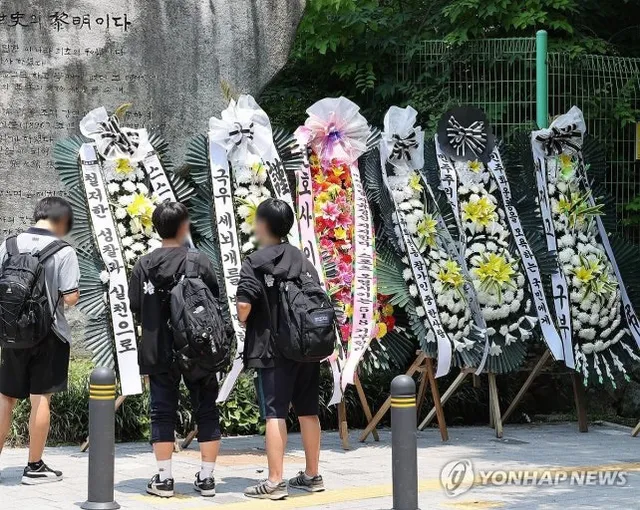 좀 이상하지 않아? 사진에는 다 나오진 않았지만 이거보다 훨씬 더 많은 근조화환들이 배재고 앞에, 하루만에  마치 약속이라도 한 듯, 한날 한시