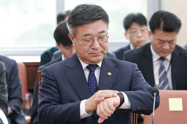 윤호중 "투표용지 보충 나섰다면 부정선거 의심"…행안부 개입론 반박

윤호중 행정안전부 장관이 6·3 지방선거 투표용지 부족 사태와 관련해 "정