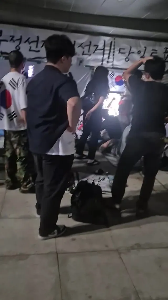 너넨 이게 한명 감싸고 위협하는데
정상으로 보이냐?
여기 왜왔는데
참정권에 관심은 있어?