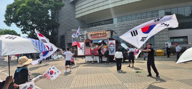 개꿀~~~
오자마자 커피 +츄러스차 ~~~
사랑합니다 커피차님😘

츄러스 방금 만든 따끈따근한 걸로 
끼니를 떼우고ㅜ????????
