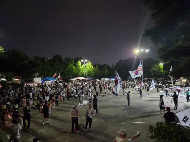 오늘은 올공한바퀴 뛰고
핸드볼 경기장 돌면서 쿨다운하기

피켓들고 계시는 어르신들과 하이파이브도 하고
뱅글뱅글 돌면서 가나디들도 보고
눈쓰담 백