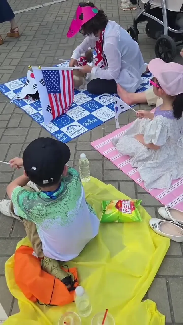 올 때마다 한 명 더 데리고 오는 중!!
(아직 한 명 더 남았다)

간식 트럭에 어르신들 먼저 줄 서고 계셨는데
아이들이라며 츄러스 먼저 챙겨