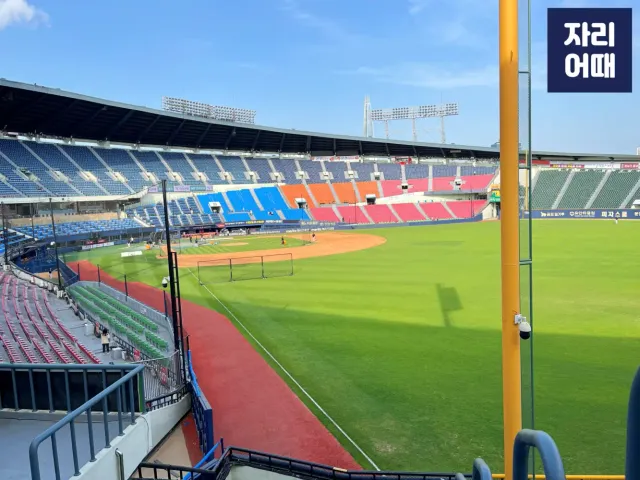 올스타전 본게임 정가양도
7월 11일(토) 잠실

1루외야석 401구역 성인 단석

시야는 나빠요.
그냥 엉덩이 붙일곳만 있으면 된다. 댓글 주