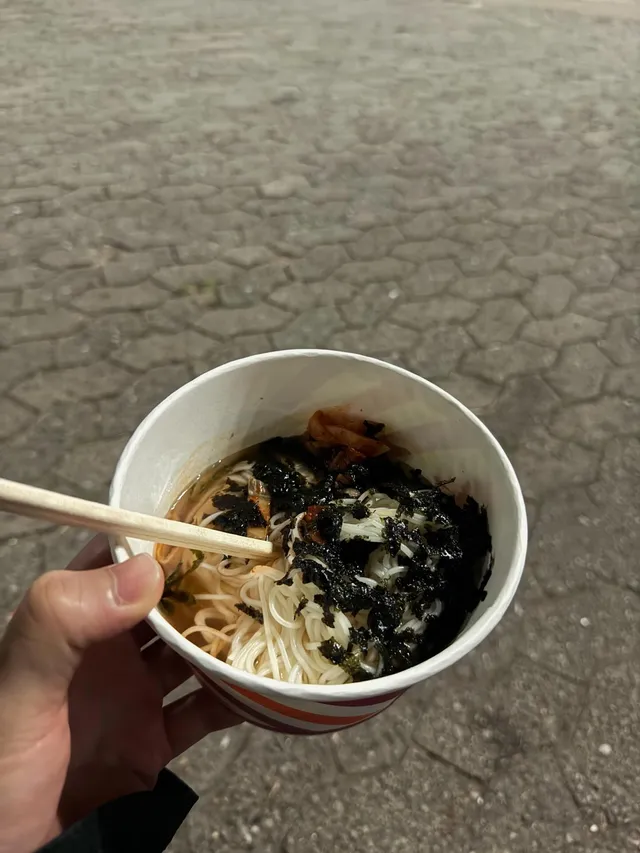 안녕하세요 산적입니다.
왜 올공에서는 산적한테 음료, 음식, 의료지원, 학생들 과외, 모기 기피제까지 뿌려주시고, 저한테 보물이라고 해주시는 어