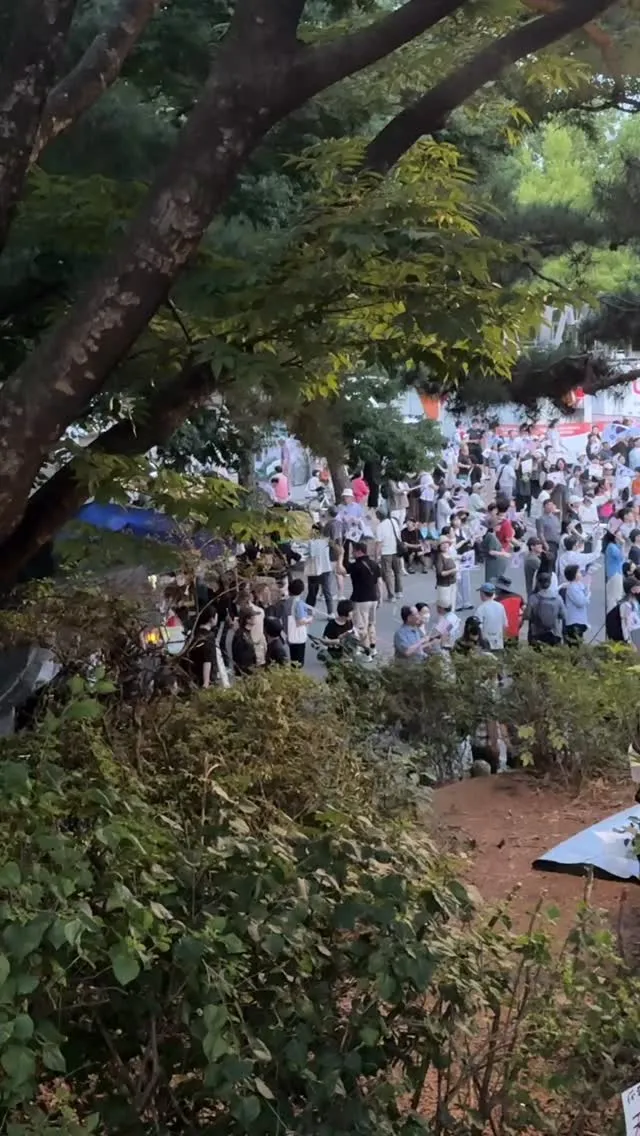 지난 주일 덥고 습한데 이곳을 하루종일 혹은 며칠째 지키시는 분들 정말 대단하시다. 그리고 너무 감사하다😭
그와중에 #캠트레일🤬