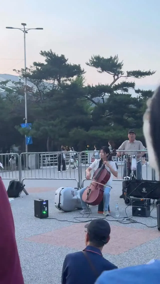 지난 주일 덥고 습한데 이곳을 하루종일 혹은 며칠째 지키시는 분들 정말 대단하시다. 그리고 너무 감사하다😭
그와중에 #캠트레일🤬
