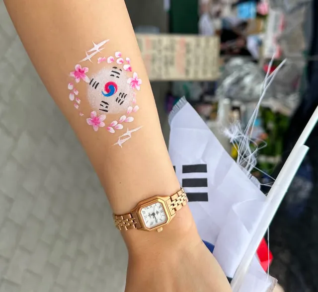 톨톨 걸어다니다가 어떤 선생님께서 그려주셨다
너무 예쁘다 ㅠㅠ씻기 아까움..
감사합니다 🎨🇰🇷🌸✨

마지막 사진은 내 시선 말고 내가 보