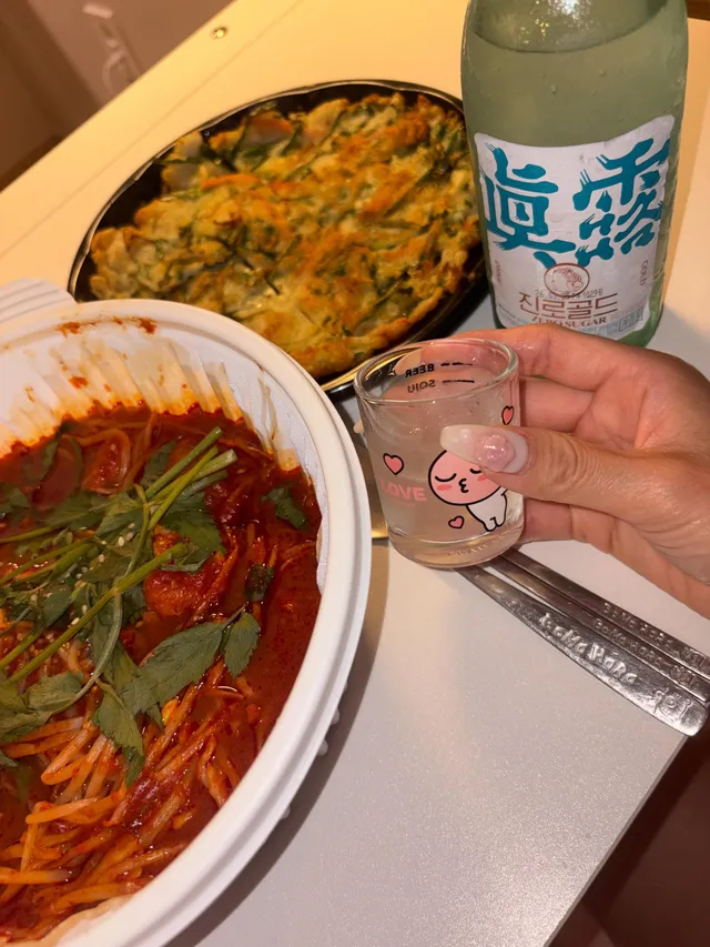 아구찜에 반주하면서
유튜브 틀어놓고 공부하기
역사 정치 과외 받고 싶음🥹

미래 남자친구가 역잘알 우파였음 좋겠다
가르침 받게