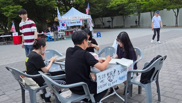 올공은 여전히 
묵묵히 자기 자리를 지키며 
애국합니다. 주말보다는 조용하지만
한결같이 자리 지키는 분들
고맙습니다. 
매일 수학.과학 가르치는