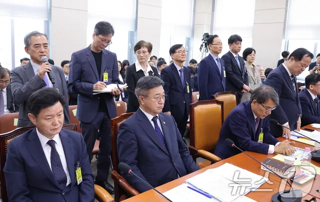 여야, 선관위 한 목소리 질타…욕설 진위·정부 책임 두고는 공방(종합...

자료 부실 제출에…"대충 때우는 게 선관위 방식이냐" 윤호중, 野와