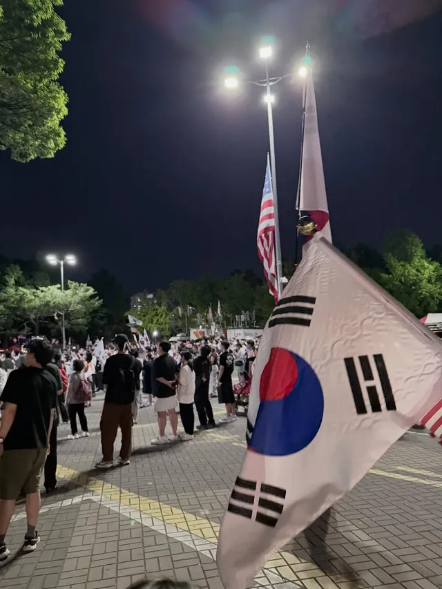 아이들 손을 잡고 다녀온 뜻깊은 길. 
늘 화면으로만 보던 스포츠카 앞에서 인증샷도 남겼어!
이곳에서 마주한 건 언론에서 떠들어대던 어이없는 허