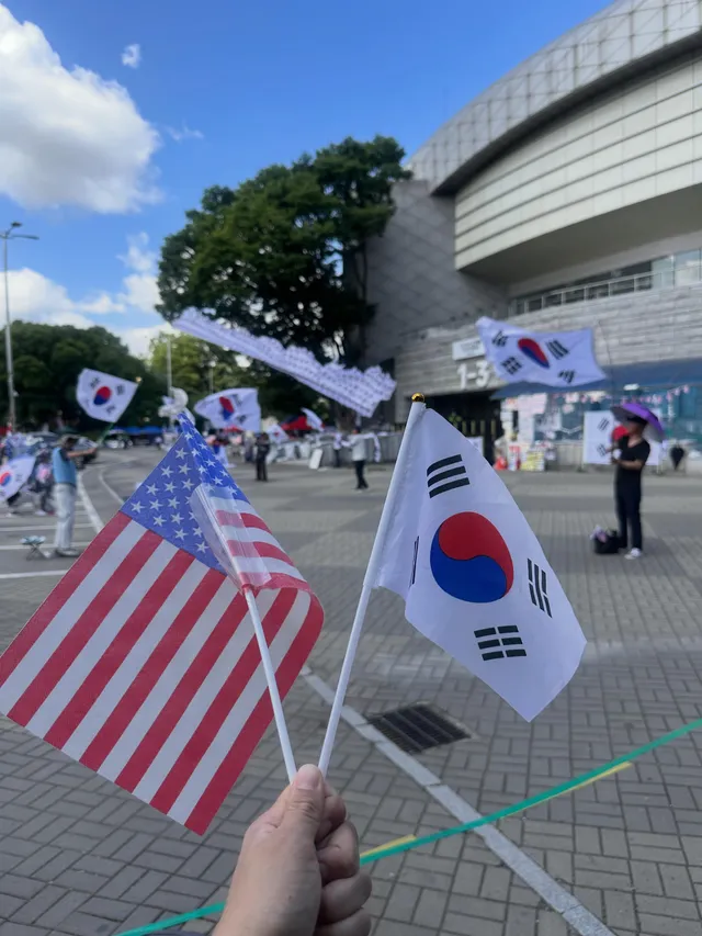 20260626 
세번째 올공.
이날도 오전 10시쯤.
이날은 전한길 선생님봄 신기했다. 
첫날 기수 해봤다고 작은 태극기 흔들고 외치려니 영 