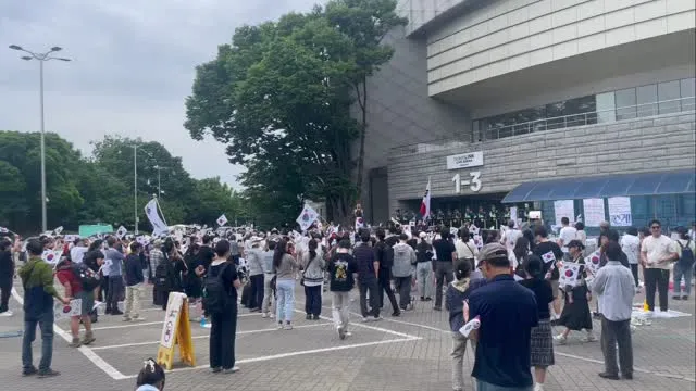 현재 상황입니다 
사람 많이 빠졌어요 
오늘 막콘이에요 
끝나고 경찰 움직일 수도 있다는 생각이 드네요
일단 돌면서  타이레놀 조금 파스조금 운