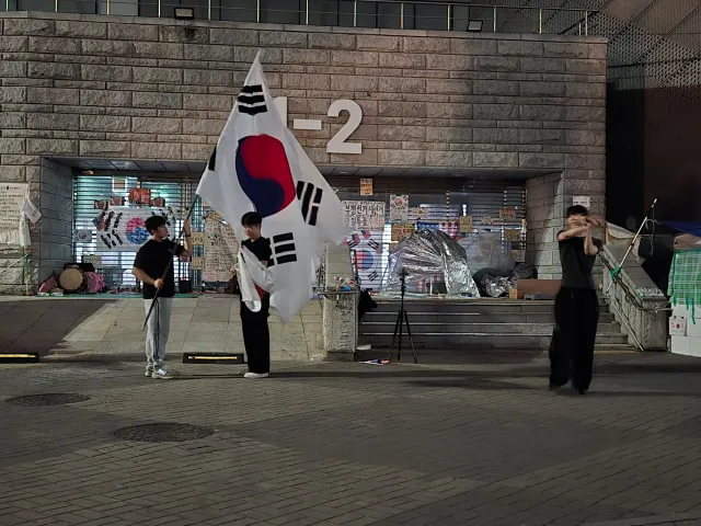 땀 때문에 옷이 다 젖어서 차라리 비를 좀 맞으려고 했는데, 한 어머님께서 감기 걸린다며 제가 우비를 입을 때까지 계속 우산을 씌워주셨습니다. 