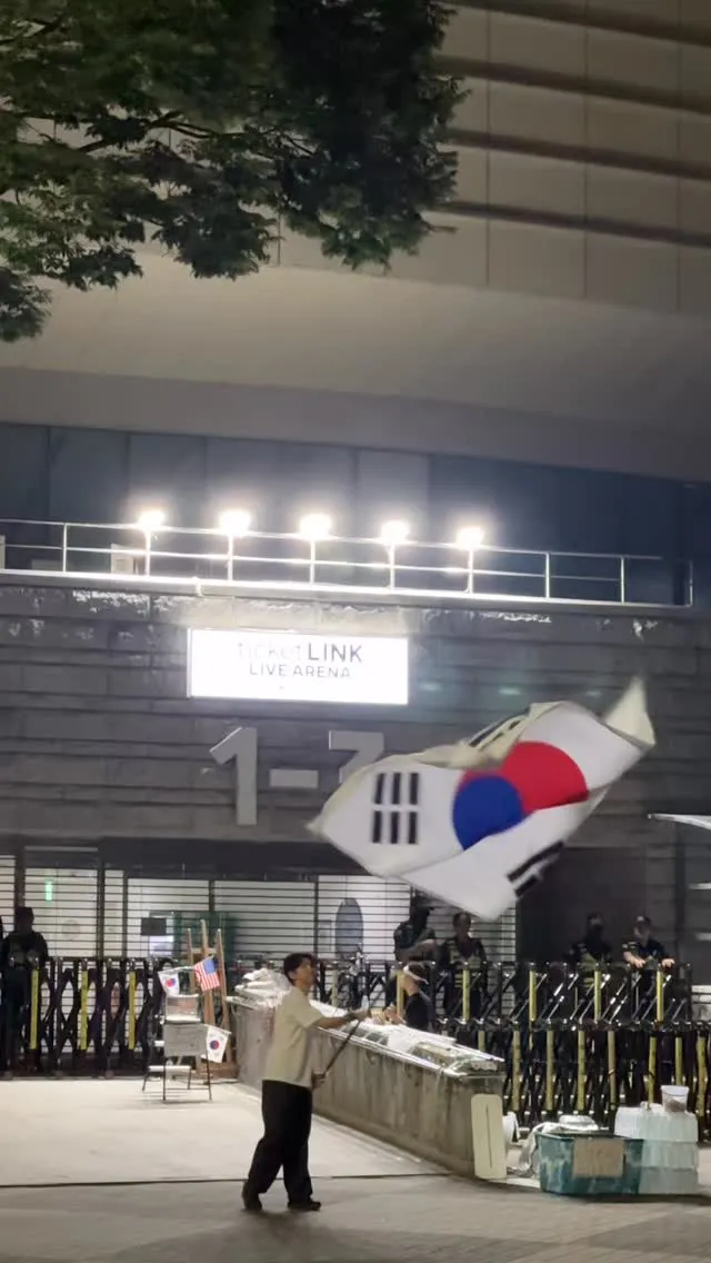 7월도 힘내서 올공으로 출근🇰🇷
열나게 외치고 차에타니 비가 주륵주륵 내리는데
남아있는분들 걱정이😭

근조화환+출전정지라니
이게 518정신