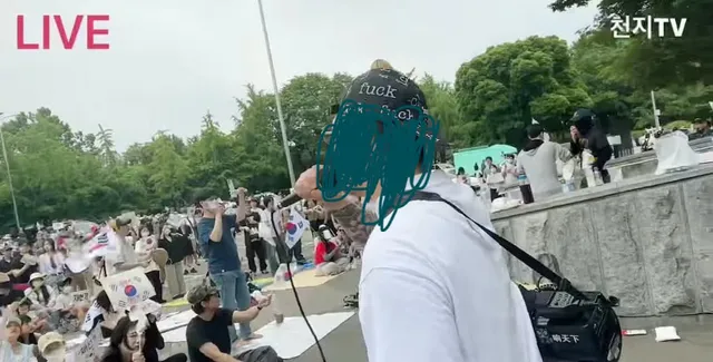 이분 지금 올공에서 마이크랑 확성기 들고 평화외침을 변질되게 하고있습니다. (마이크무리 한명이 아닌 밴드부처럼 앞에 나와서 선동함) 
”몇분만 