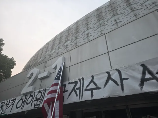 먼저 가보겠습니다 

발길이 안떨어지고마

오늘 어떻게 될런지..