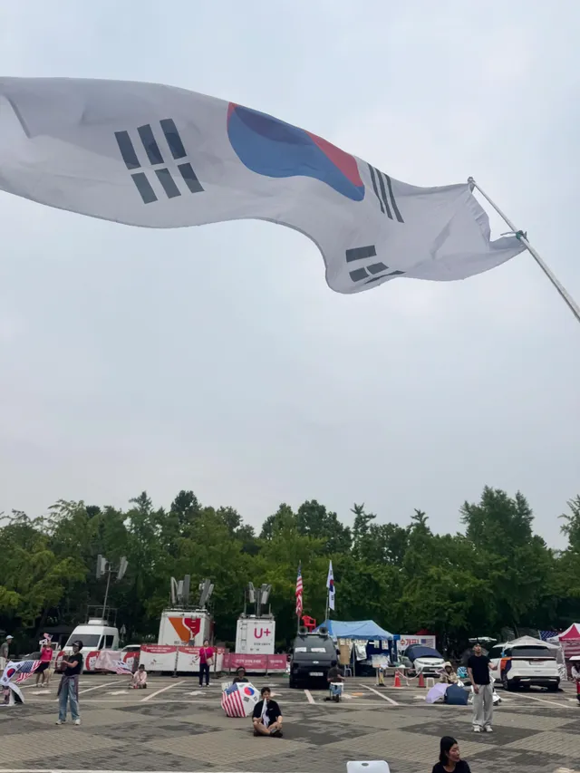 전 태극기 다 흔들고 이제 10시를 위해 잠깐 자러갑니다
말하다가 실수로 수↗️개⤵️표➡️했는데ㅜㅜㅜㅋㅋㅋ
몇몇 분들이 저랑 똑같아져서 민망……