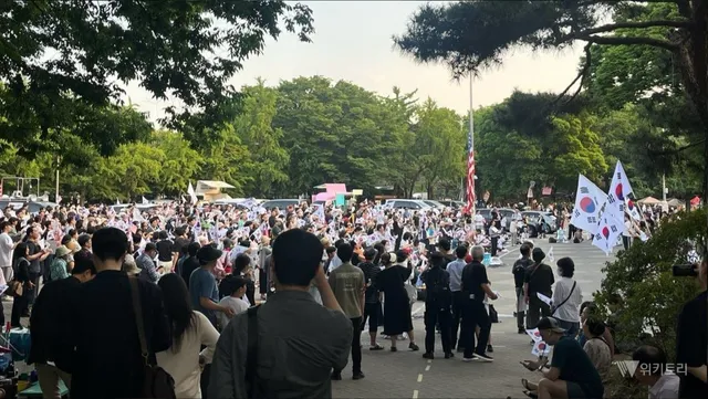 지휘관 없이 굴러간 광장... '디지털 정보망'으로 움직인 잠실

[잠실, 깃발 없는 광장] ④ 보스 없는 현장,지도부도 조직도 없는 올림픽공원