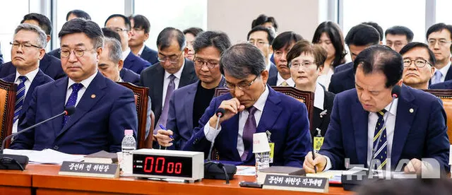 부실 선관위 때린 국조특위, 여야(與野) ‘정부 책임론’에 거친 공방

노태악 전 중앙선관위원장과 위철환 중앙선관위원장 직무대행이 1일 여의도 