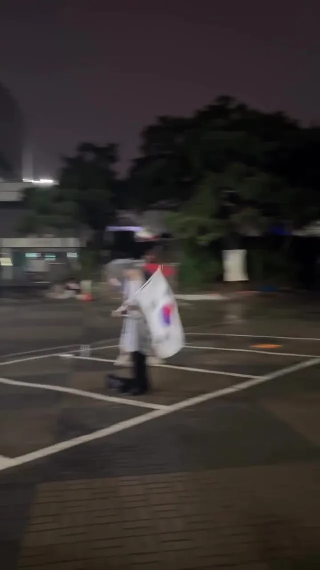 새벽에 굵은 빗방울이 쏟아지는데
부정선거 외치는 목소리는 더 커지네요
다들 너무 멋있습니다

화이팅 멸공🔥