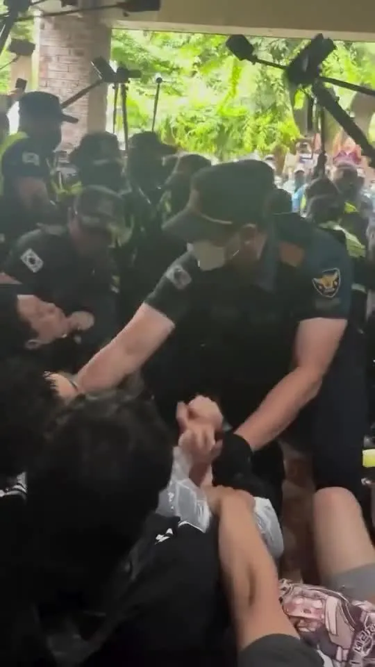 게시물 몇만개였는데 이젠 4천개 고정에서
2천개 고정으로 지우나보다?!
하지만 이 날은 절대 기억에서 못 지운다...