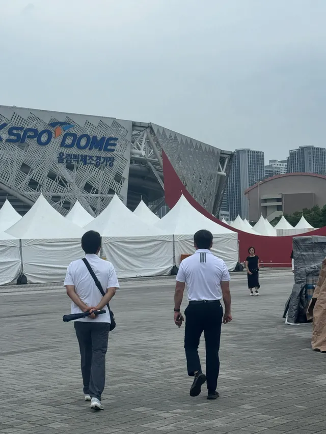 저번에 협회 왔을 때 오셨던 올림픽 공원 관리자님 두 명
또 오셨네요
뭐 안 되겠네 이러면서 가셨어요
기동대도 20대 이상 떴다고 하고
경찰 분