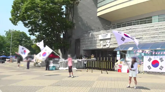 국조특위 첫 현장검증...올림픽공원 현장 분위기는

현장엔 적지 않은 시위 참가자들이 모여있는데 특위 방문이 임박하면서, 함성 소리는 커지는 분