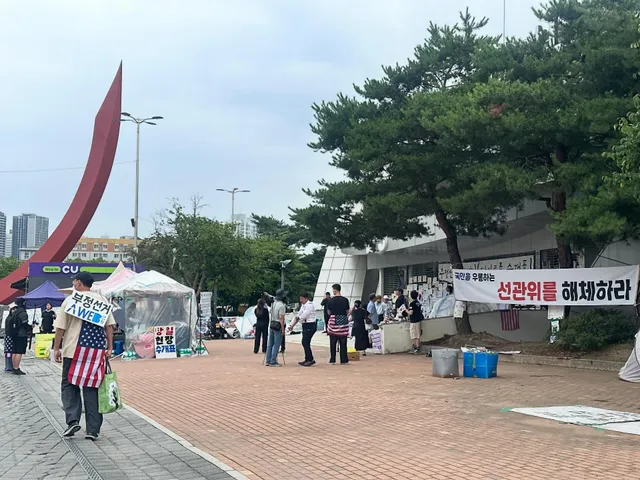 9시41분 올공 
평소보다 사람 많고 카메라는 2-1쪽에 다 몰려있어요. 
2-3은 긴장감 팽팽 해보이여요. 
1-3 쪽 고성은 경찰분들이 개입