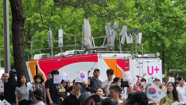 앜ㅋㅋ 통신차가 왔는데... 그래도 데이터 느려 ㅋㅋㅋ
통신차 와서 빨라졌나했네...
너무 많으니.... 임시 통신 시설이 와도 감당 안되는 듯