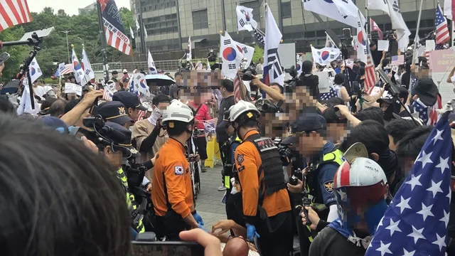 시위 참가자들끼리 몸싸움…현장에 '올다르크'도 나왔다

참가자들은 서로 다른 주장에 따라 대치하며 성조기를 부러뜨리고 밀치는 등 고성과 몸싸움을