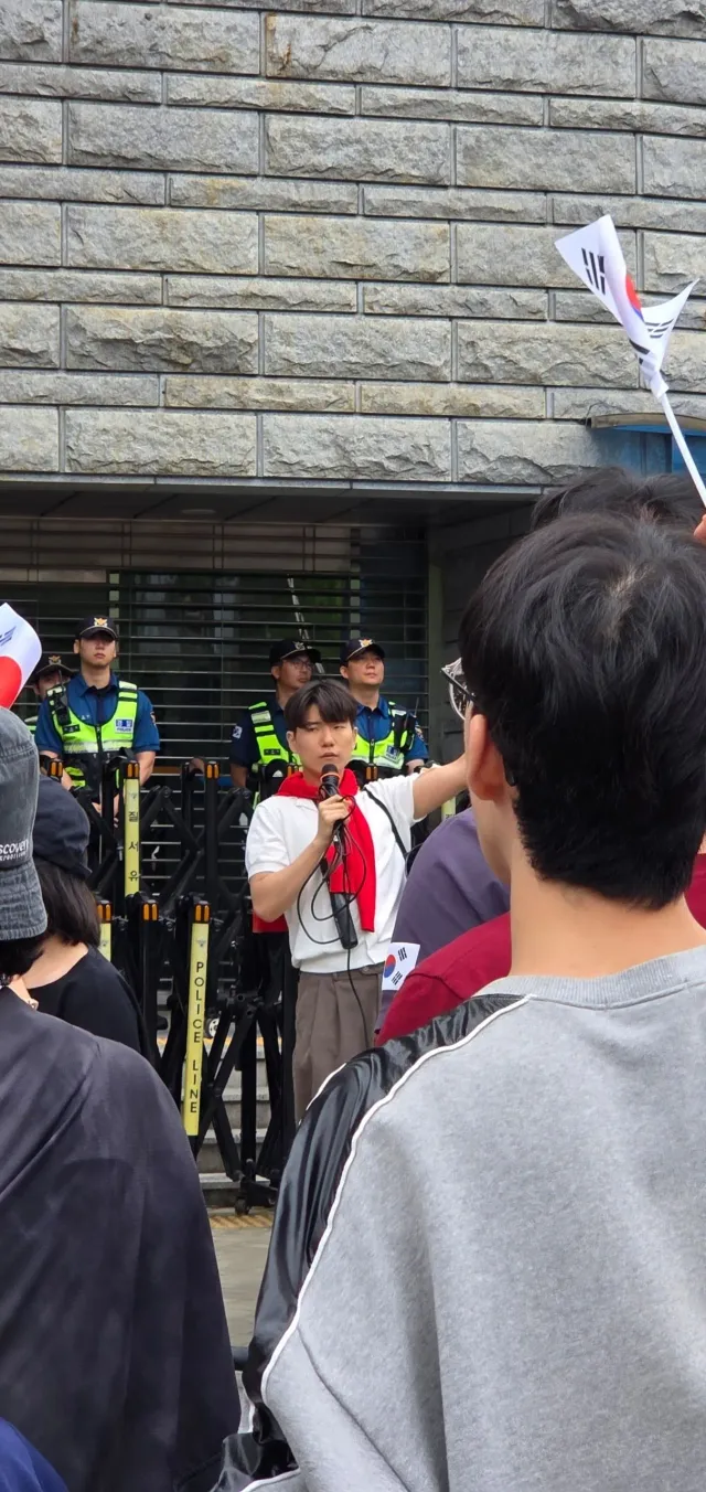 빨간 마후라 이 사람은 대구 대진연 농성때 참가한 좌파랍니다. 조심하세요. 분탕치러 온 듯.