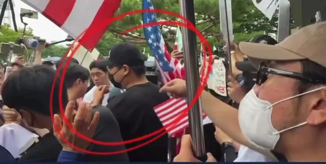 우리는 하나다 부채들고 
사람들 밀쳐서 싸우게하고 
성조기 훼손한 빨이첩갱간 이놈입니다