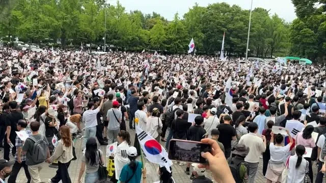 사람 점점 늘고 있어요!
다치지 않게 조심하세요!!