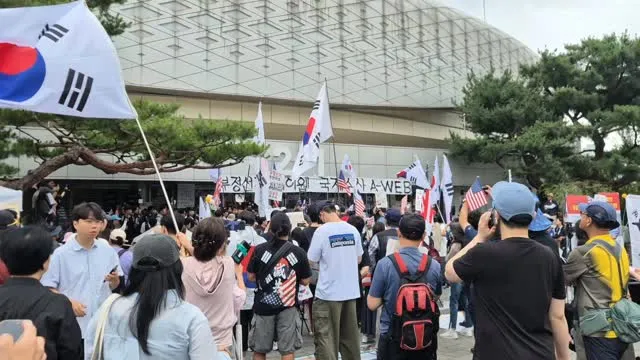 방송국 카메라도 엄청 많고 여기 사람 몰렸어요
셔터 올려놨데요 아직 그 사람들 오지도 않았는데
굳이 여기로 들어가는이유는 뭘까요
여러분 다치지마