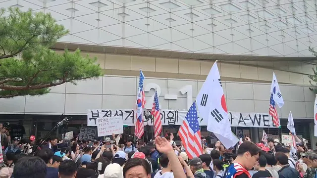 AM 10:30
올공 2-1 게이트 상황 공유 입니다.
아직 선관위 직원들은 오지 않았습니다.
그리고 무엇보다 2분이 다쳤다 하는데 방금 1분은