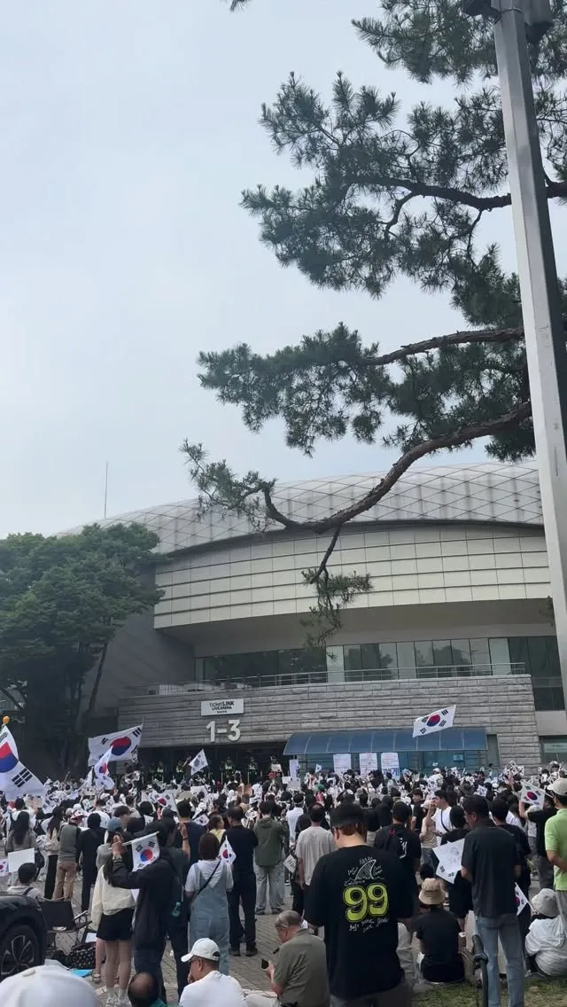실시간 현장 
평화롭고 질서정연함
사랑과 존중이 기본적으로 깔려있음
이 땅에서 태어나 눈물나게 감사함