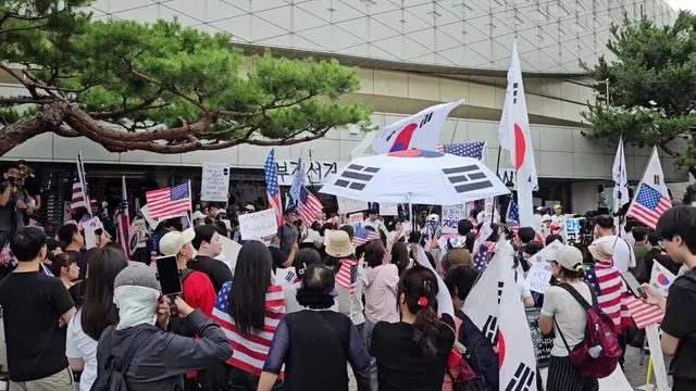 부정선거 재선거 당일투표 수개표 VS
부정선거 aweb 국제수사 aweb

국민들이 합의한 구호는 안중에도 없는 미정갤+황교안당.

언론 앞에서