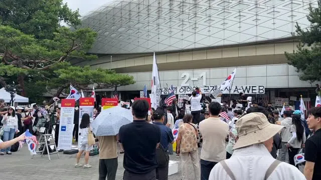 2026.07.02 오전 11:30
오늘 평소 최대인파…
목숨걸고 들어옴
2-1 여전히 난리
2-3 조용
좌파유투버 쫓겨남