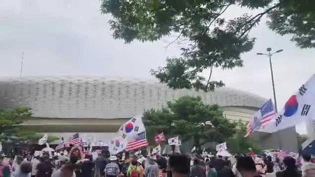현시각 올공 2-1 분위기 
하... 씻으러 가다가 구급차2대 
난리도 개난리도 아님...