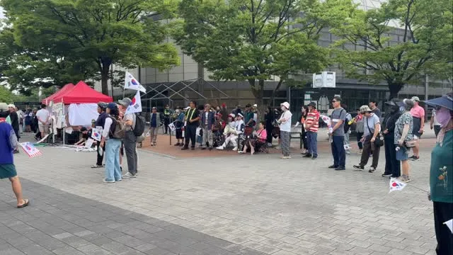 생각 보다 올공 분위기 심각하지 않음 
경찰도 차에 비해 평소배치랑 비슷하고
혹시 일생길까봐 대비하시는 평소대비 두배
좌파 유튜버들에 자꾸 선동
