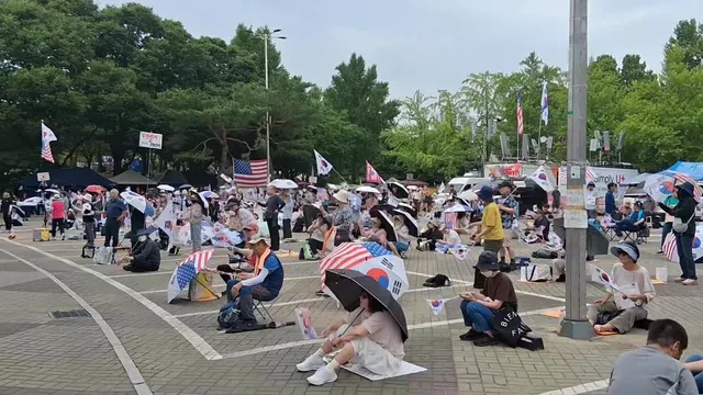 AM 11:15 
서울 올공 1-3 게이트 상황
정상적으로 많은 사람들이 구호를 외치고 아무 일 없는듯 평화로움
무엇보다 이게 평일 1-3 인게