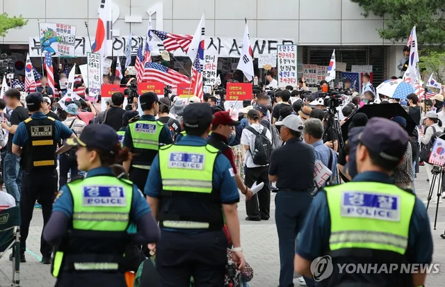 국조특위 현장조사 앞두고 격화된 잠실 개표소

(서울=연합뉴스) 이동해 기자 = 2일 서울 송파구 올림픽공원 핸드볼경기장 개표소 앞에서 국조특위