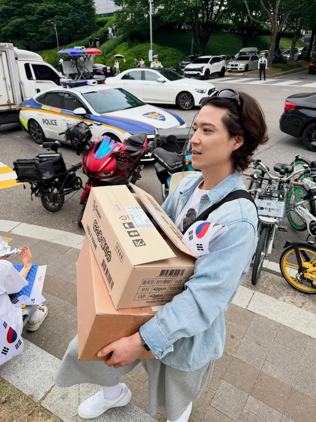 많지는 않지만 아이스티랑 아메리카노 물티슈 등 가져 왔어요 다들 멸공 🇰🇷 캔에 태극기 그려져 있어요 ㅎ