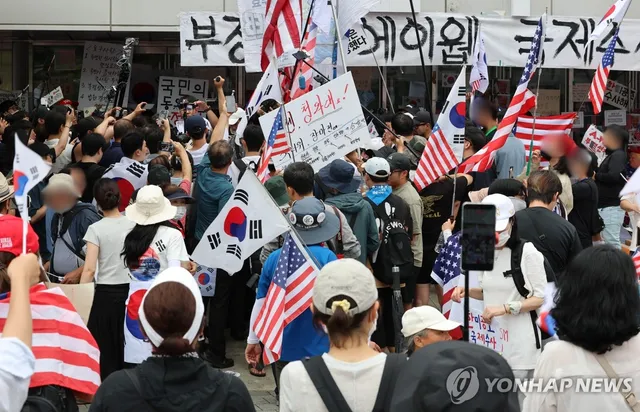 국조특위 현장조사 앞두고 격화된 잠실 개표소

(서울=연합뉴스) 이동해 기자 = 2일 서울 송파구 올림픽공원 핸드볼경기장 개표소 앞에서 국조특위