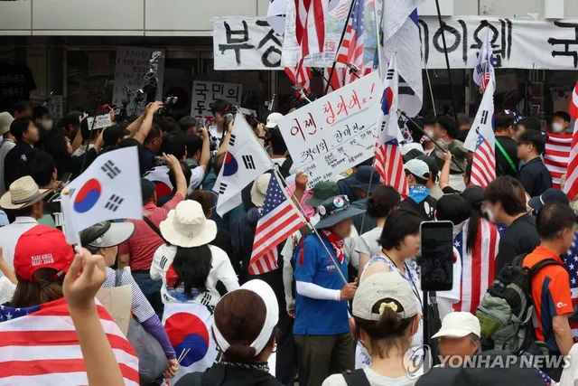 국조특위 현장조사 앞두고 격화된 잠실 개표소

(서울=연합뉴스) 이동해 기자 = 2일 서울 송파구 올림픽공원 핸드볼경기장 개표소 앞에서 국조특위