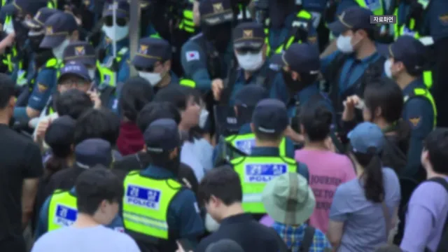 '개표소 경찰 폭행' 20대 2명 오늘 구속 갈림길

잠실 개표소 봉쇄 시위 첫날 경찰관을 폭행한 혐의를 받는 20대 남성들이 오늘 오후 구속 